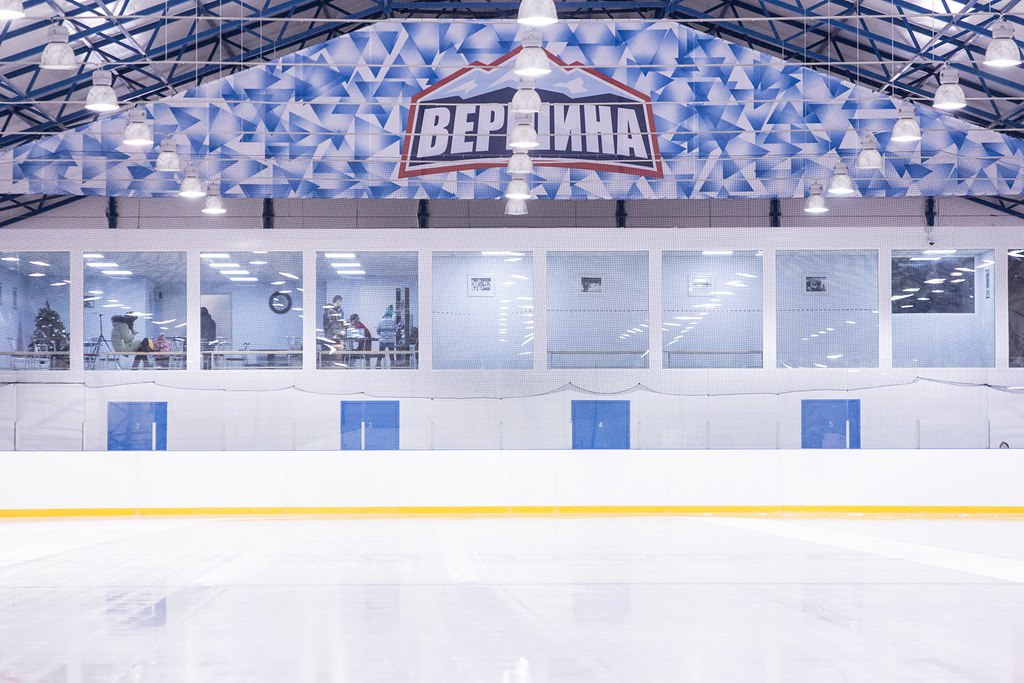 Половина льда в спортивном комплексе «Вершина»