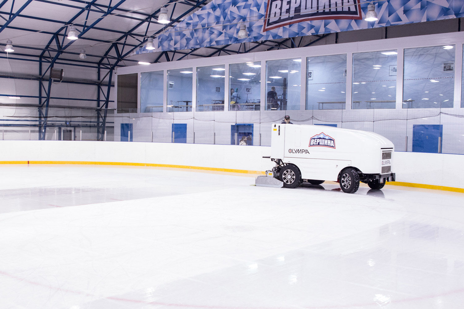 процесс заливки льда в спортивном комплексе «Вершина»